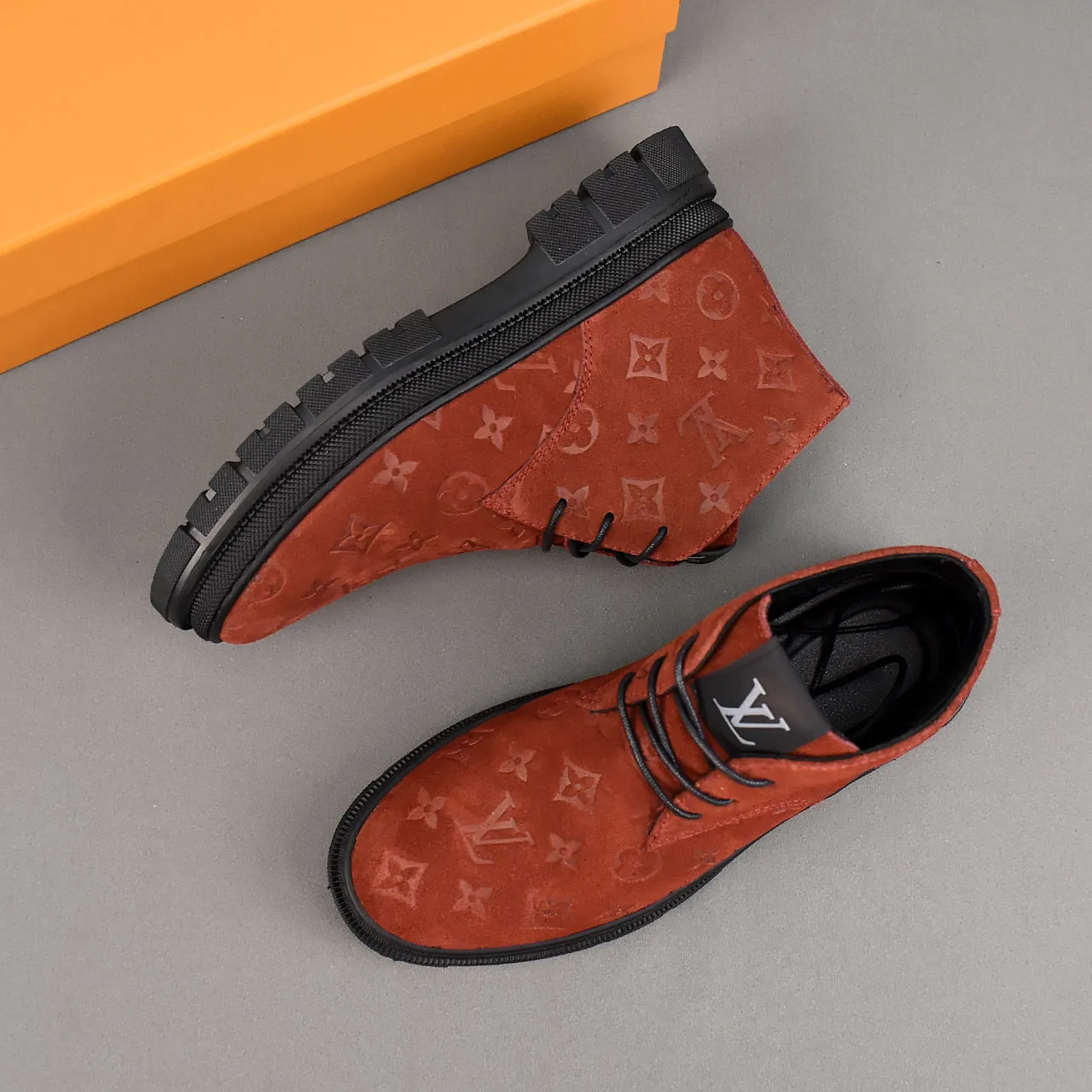 PP leather 230 gross 250👟👟👟LOUIS VUITTON LV donkey brand new thick-soled lace-up big-toe shoes men's casual shoes high-top short boots. These boots are made of waterproof nubuck to create a lightweight and comfortable shoe body. The trendy attitude of being both strong and soft makes it an everyday choice. ✔Upper: imported nubuck leather ✔Lining: sheepskin or wool ✔Outsole: molded outsole Size: 38-44